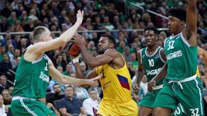 Higgins ataca la canasta del Zalgiris entre Milaknis, Leday y Hayes.