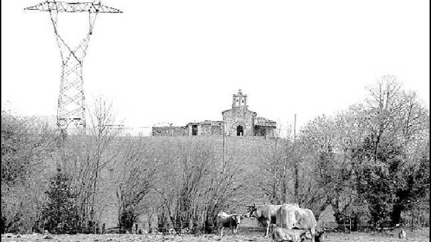 Una de las torretas del tendido Soto-Penagos, levantada junto a la iglesia de Lodeña, en el concejo de Piloña.