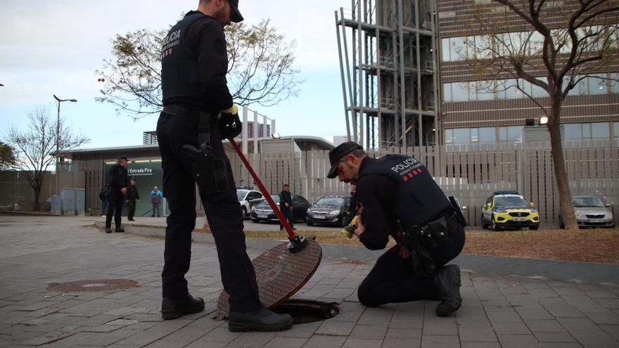 La unitat de Subsòl dels Mossos fent una requisa abans de l'inici del MWC