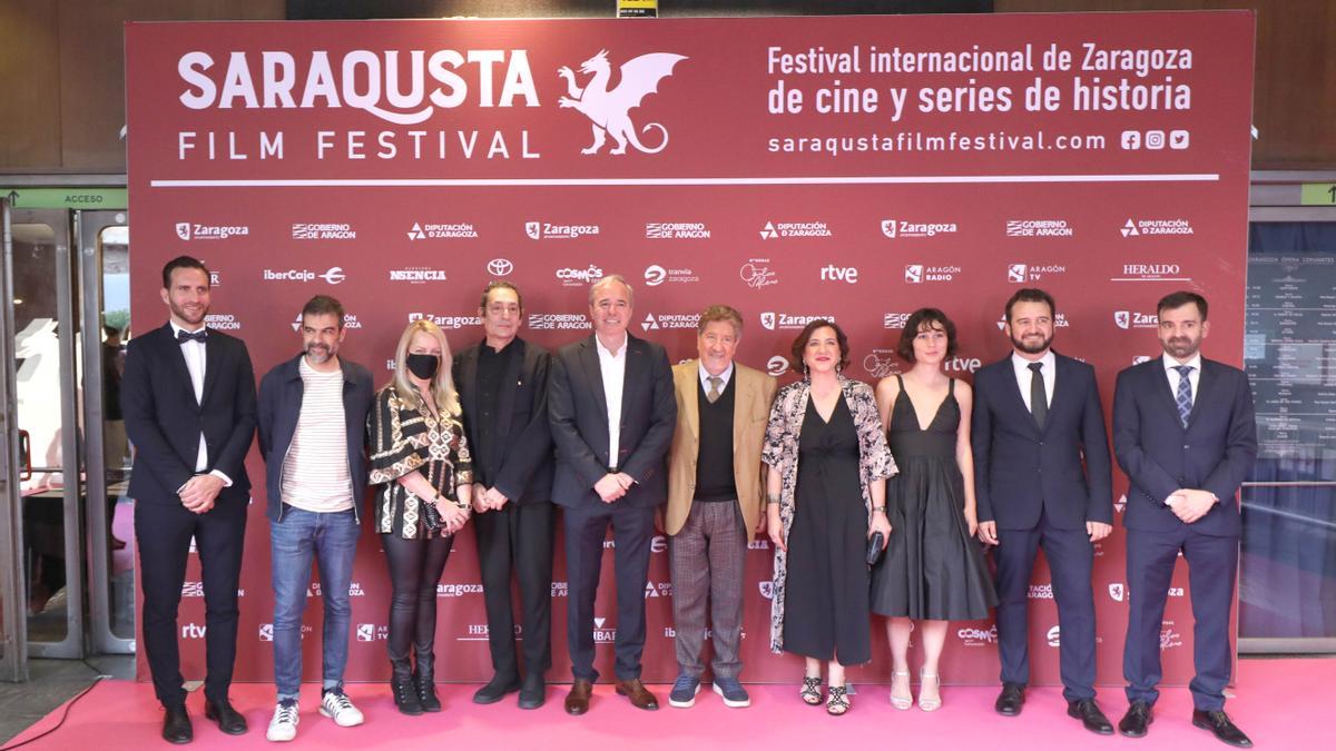 Foto de familia con los premiados y representantes políticos, este sábado en la gala de clausura que se ha celebrado en el Cine Cervantes de Zaragoza.