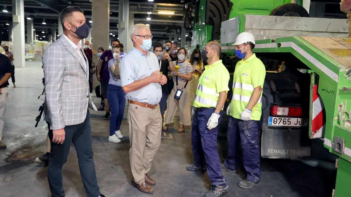 Galiana y Ribó charlan con los operarios que iban a iniciar el traslado de los ninots.