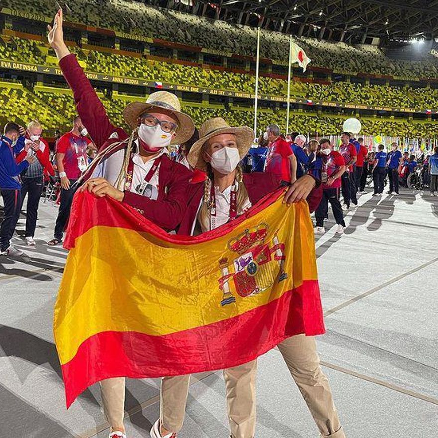  Adiaratou Iglesias y Desirée Vila, en el estadio olímpico de Tokio, donde desfilaron. 