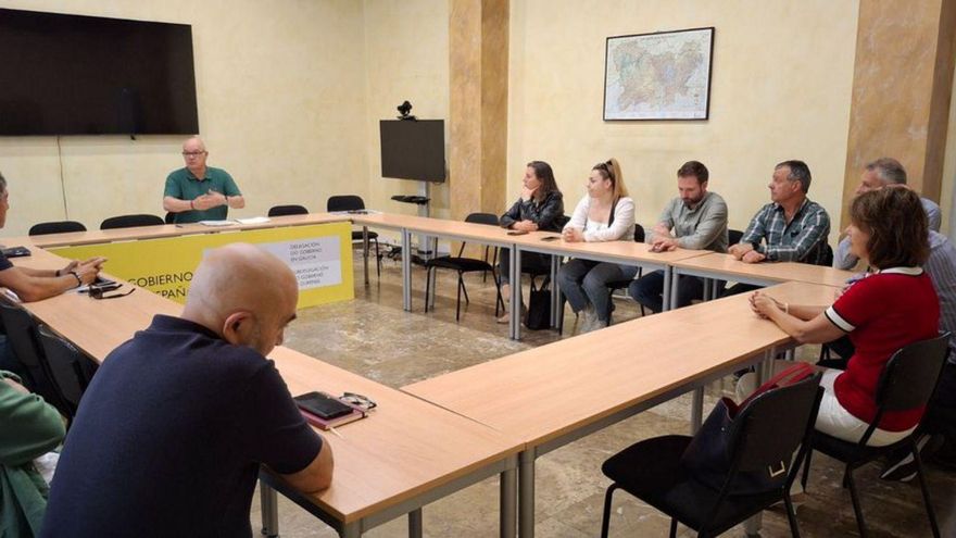 Reunión, ayer, con vecinos y políticos en la Subdelegación. | FdV