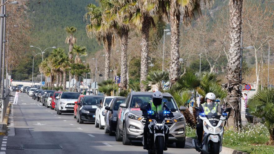 Una caravana reclama en las calles de Ibiza mejoras salariales para los sanitarios