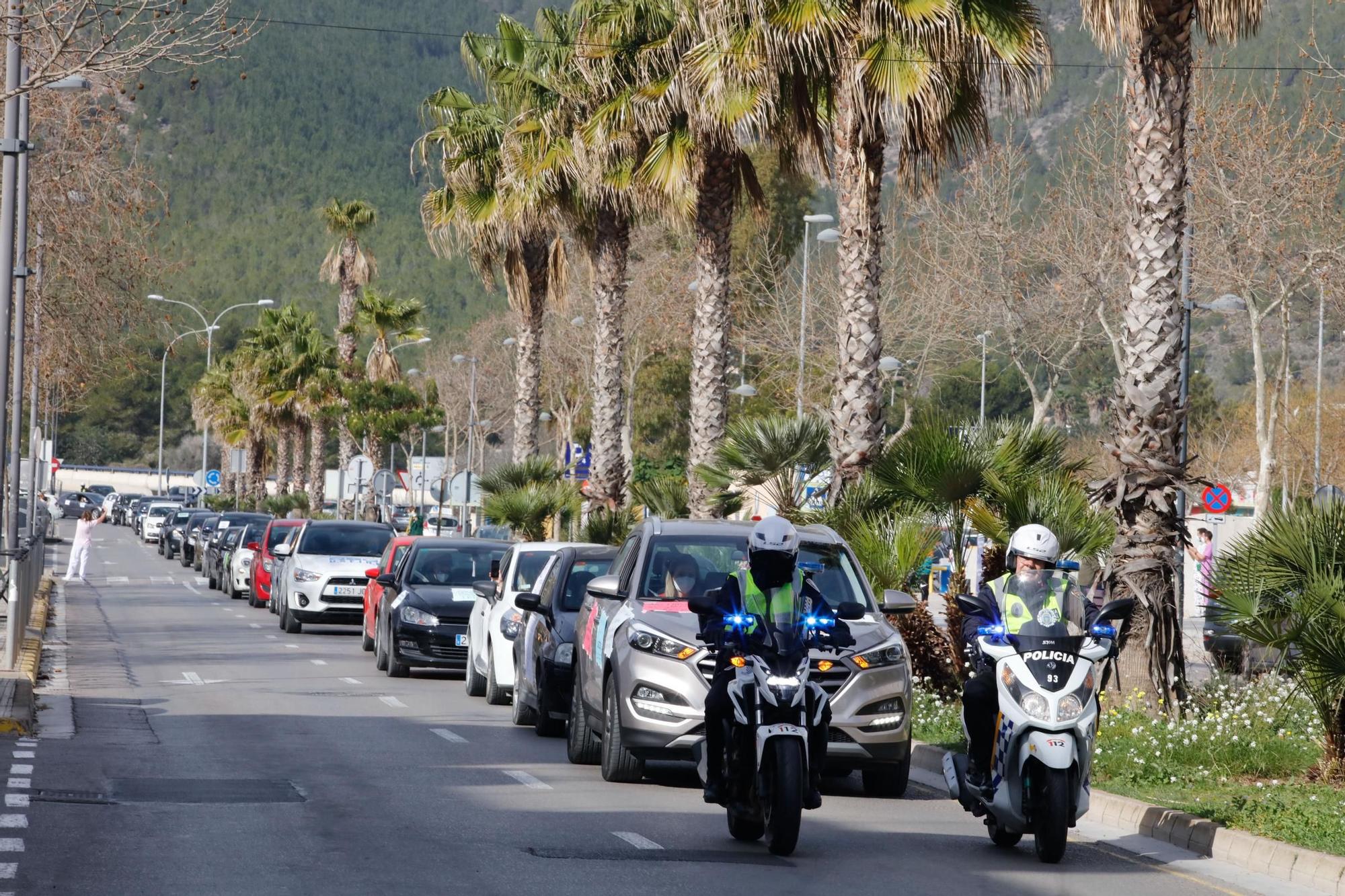 Una caravana reclama en las calles de Ibiza mejoras salariales para los sanitarios