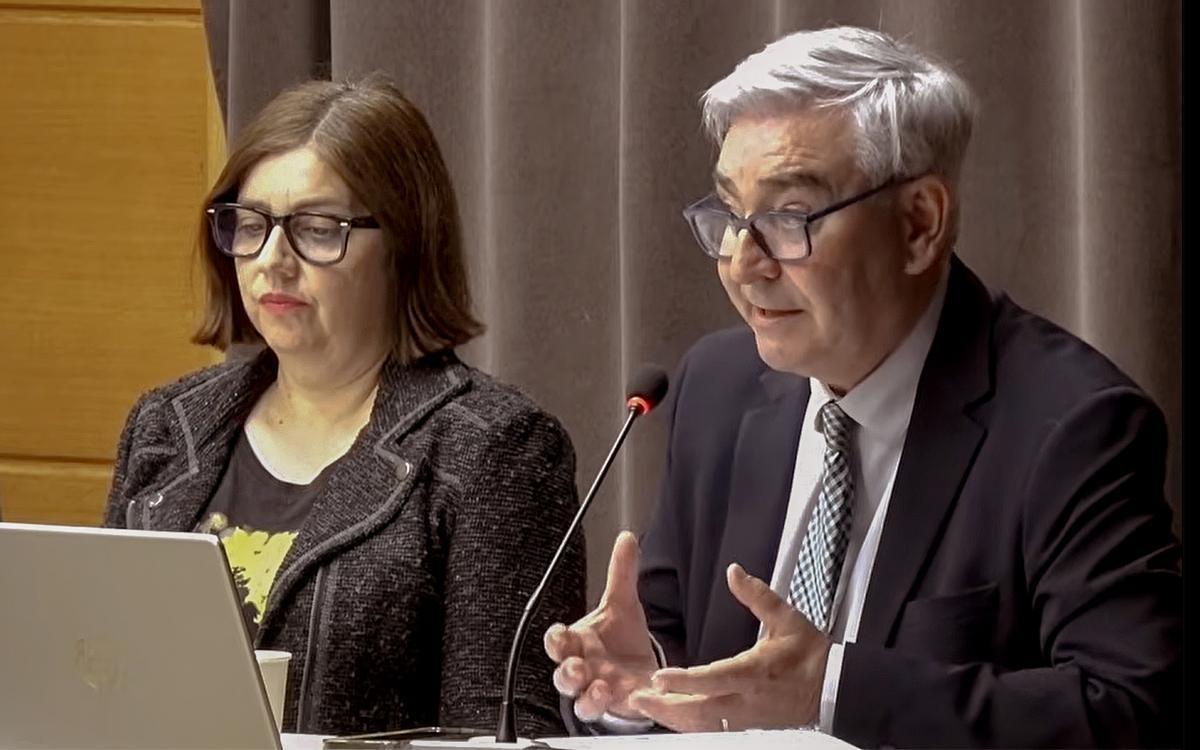 El concejal de Hacienda de Altea, Jose Maria Borja, defendiendo en el pleno los presupuestos municipales de 2026