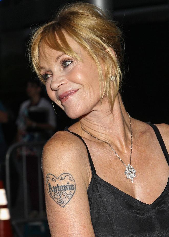 Melanie Griffith con su Antonio en el brazo