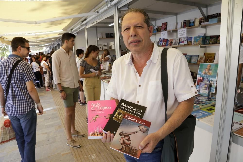 Ambiente del sábado en la Feria del Libro de Murcia