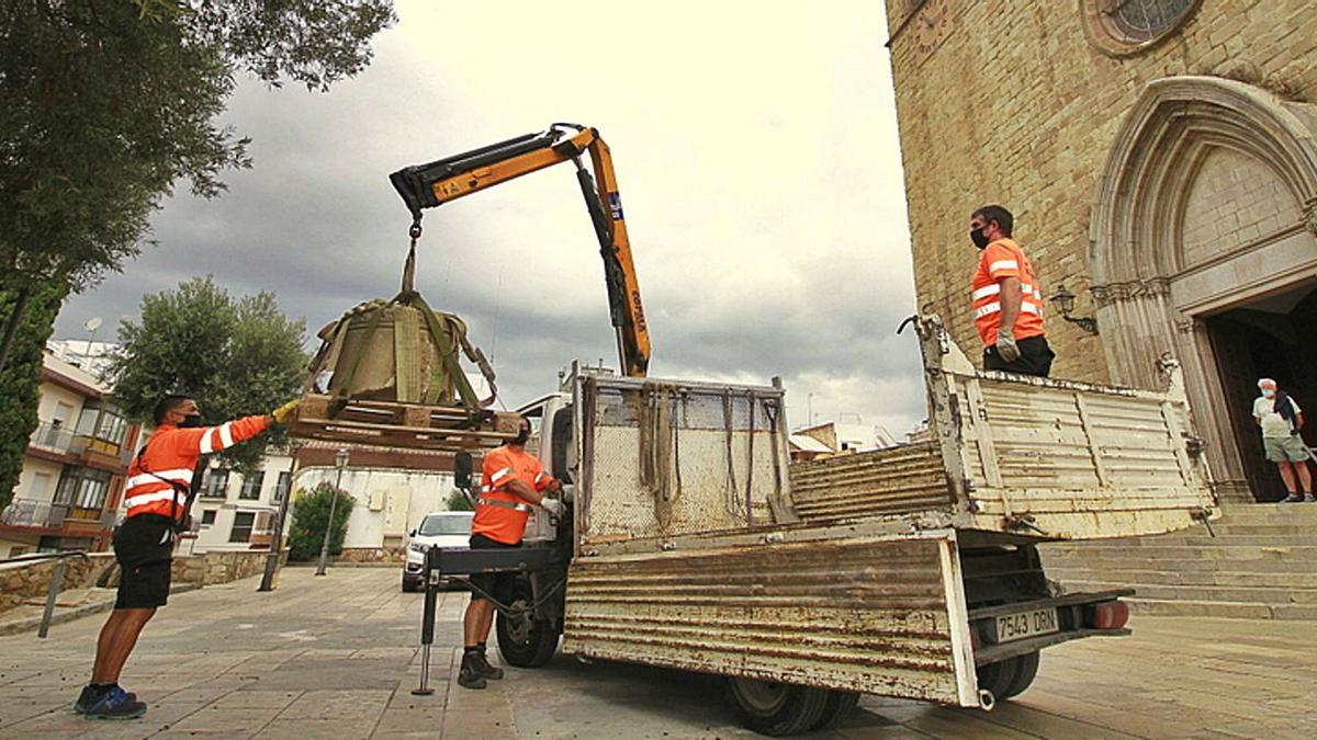 L’equip de les brigades municipals de Blanes retirant la clau de volta de l’antic Palau Vescomtal del segle XIV