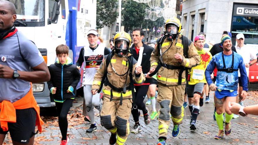 Pla mitjà de dos Bombers durant la cursa que s&#039;ha fet aquest diumenge