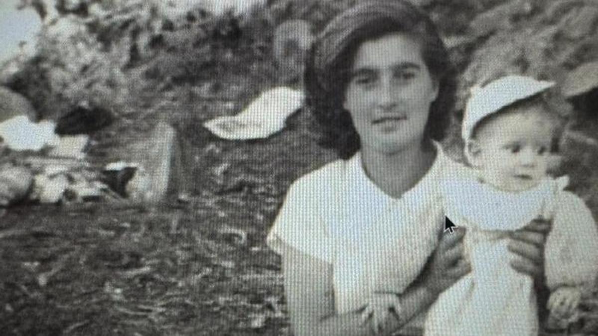 Flora Leira de Dios e Lois Pérez Leira, na festa de San Roque no ano 1953.