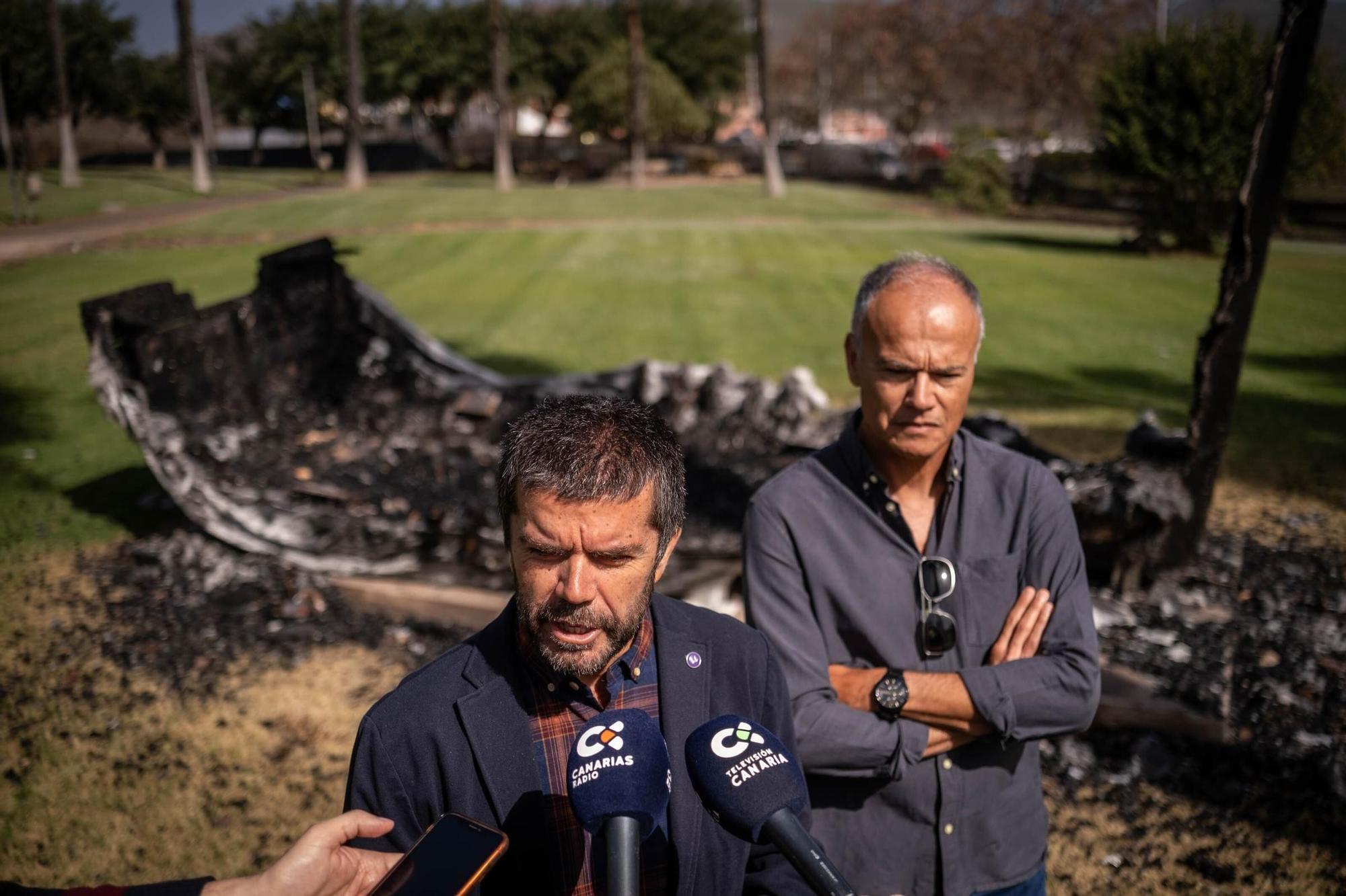 Francisco García junto a la patera quemada en la ULL