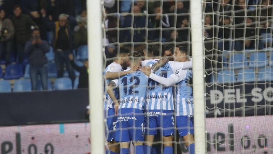 Celebración de los jugadores del Málaga CF en el último partido en La Rosaleda ante la Ponferradina.