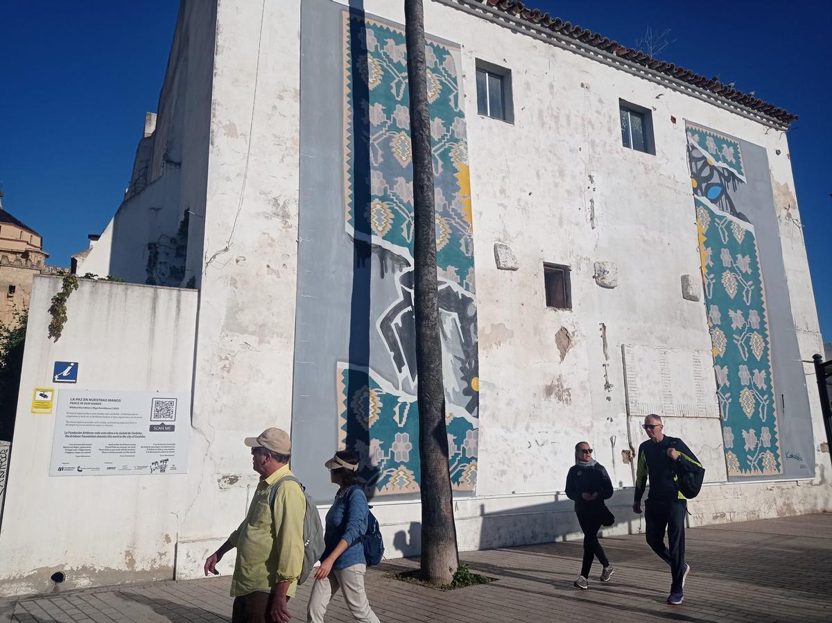 Mural 'La paz en nuestras manos' tras los efectos del vendaval.