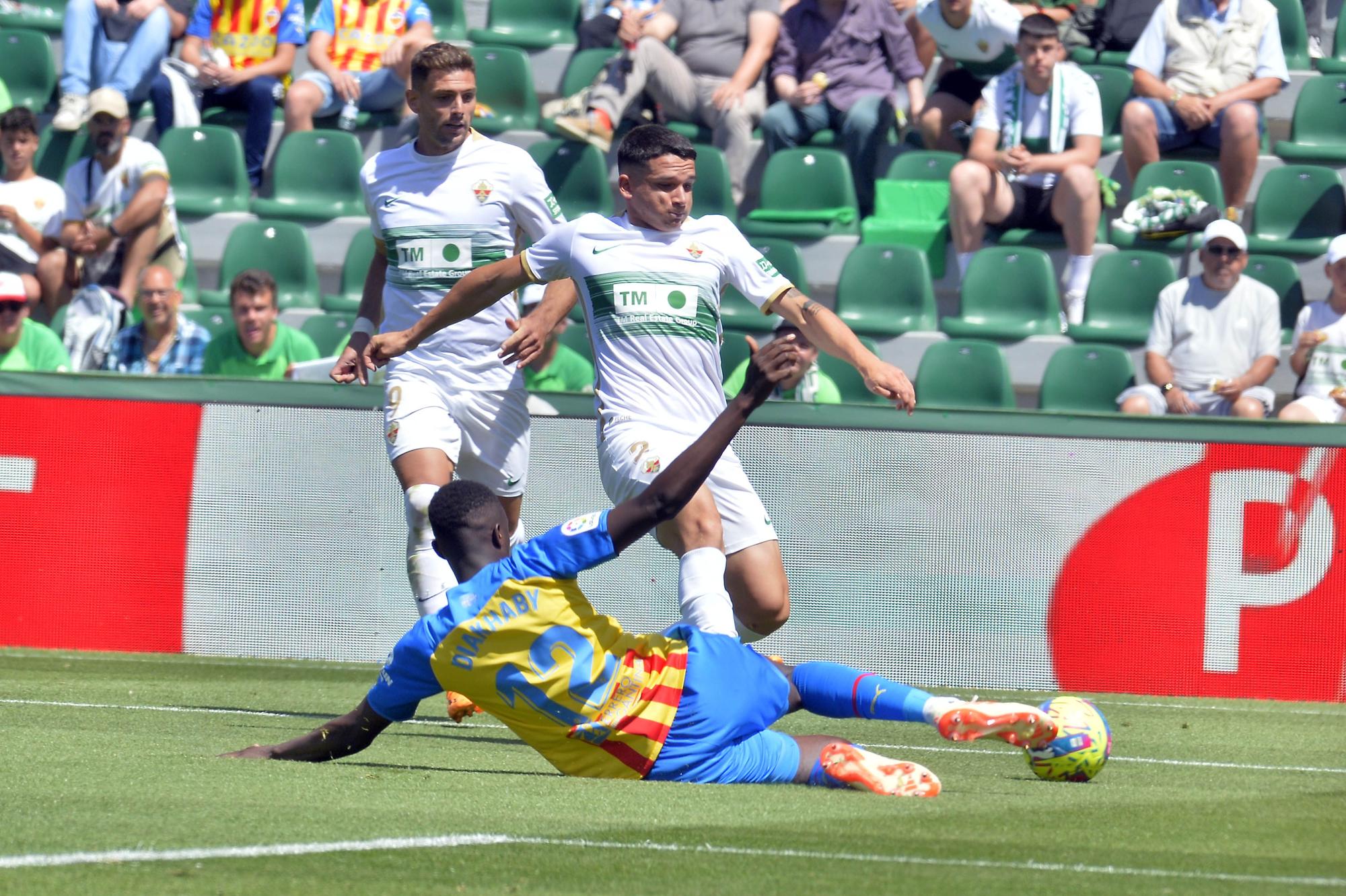 El Elche pone la alfombra al Valencia (0-2)