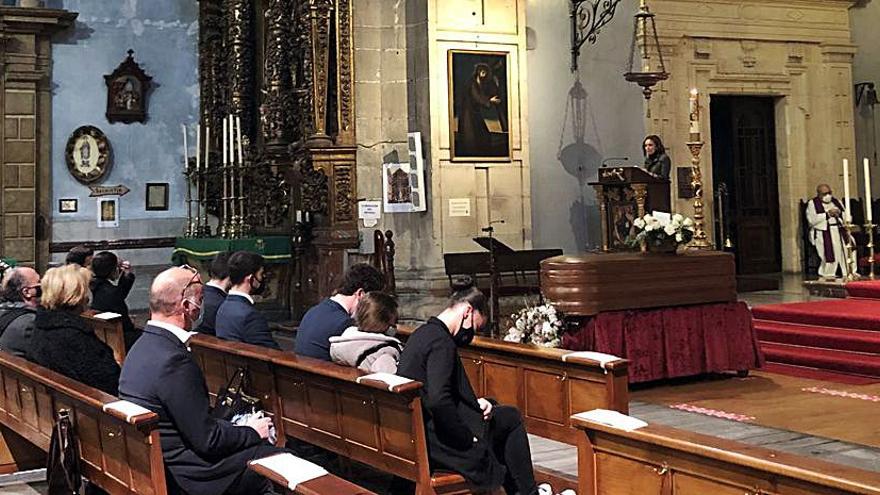 La iglesia de San Isidoro, ayer al mediodía, durante el funeral de cuerpo presente por Pepa Rubio Bardón.