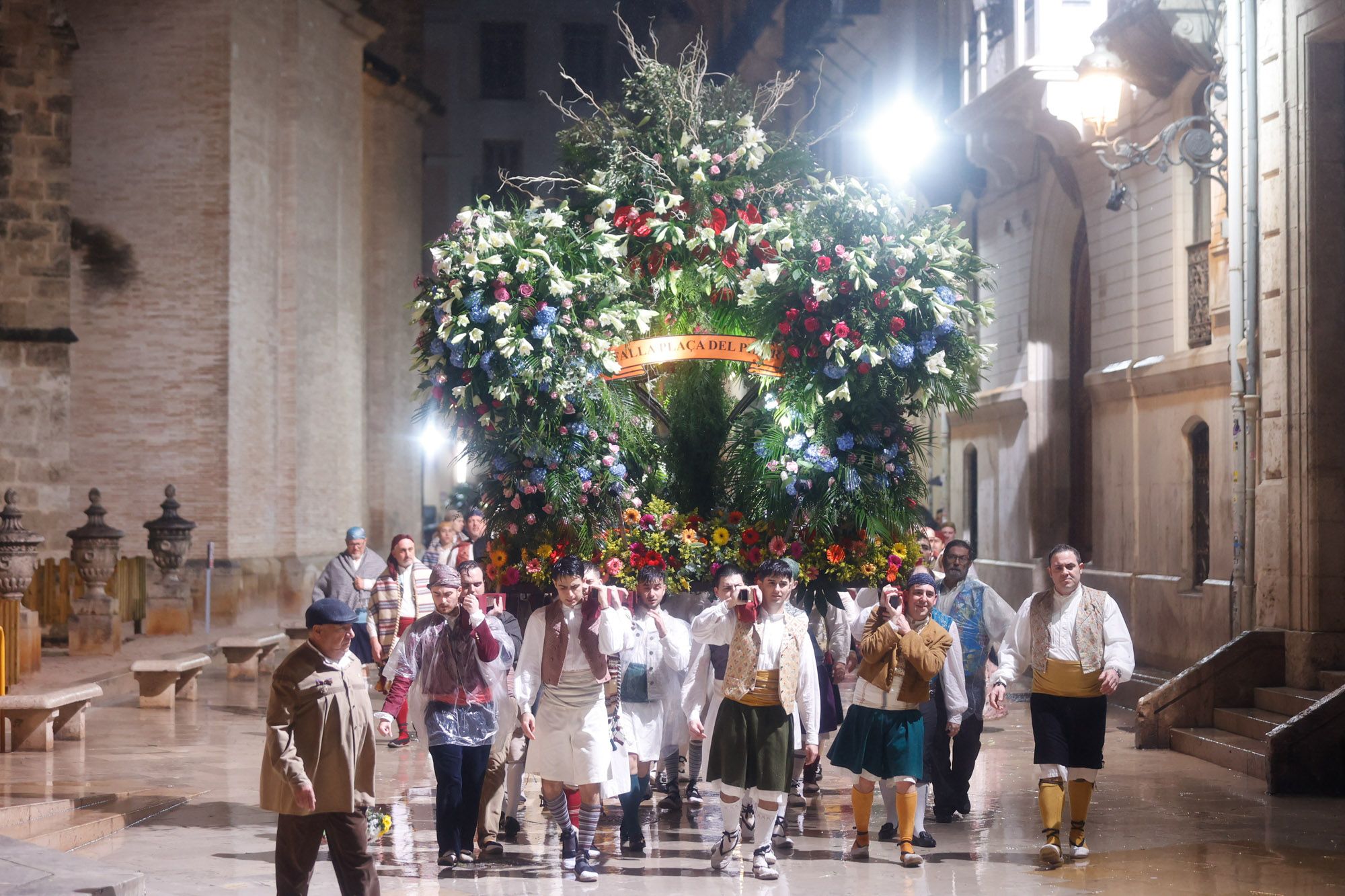 Todas las fotos de la Ofrenda del 18 de marzo por la calle San Vicente entre las 23:00 y la medianoche