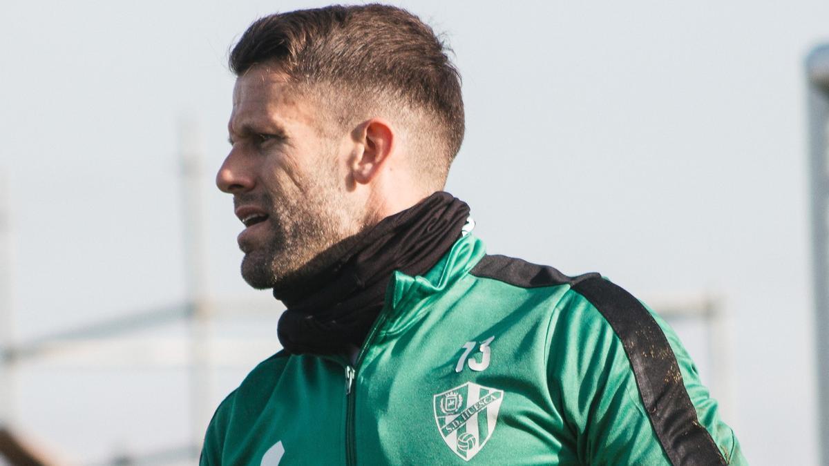 Dani Jiménez, en el entrenamietno del Huesca antes de recibir al Racing de Santander.