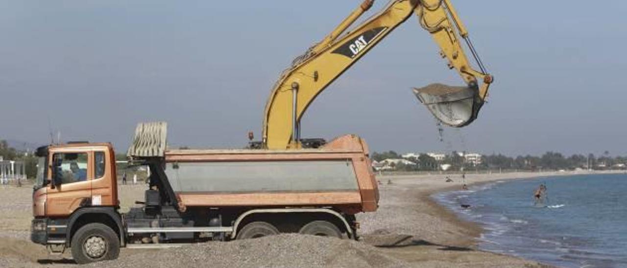 Costas retira 8.000 m3 de grava en Almardà para llevarlos a la playa de Almenara