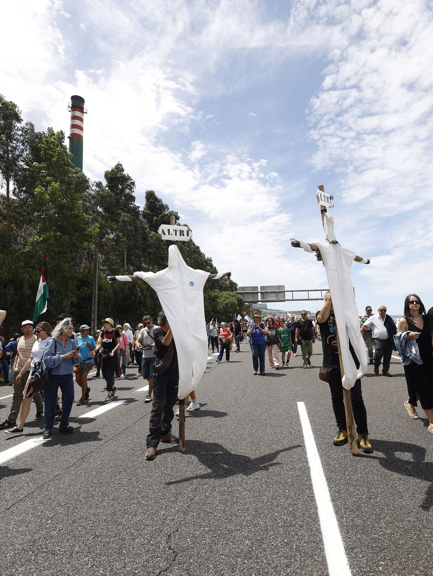 Miles de gallegos marchan de Pontevedra hasta Lourizán en protesta por las celulosas de Ence y Altri