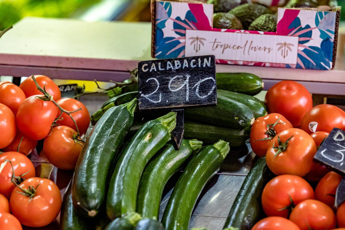 Verduras en un puesto de un mercado de la provincia.