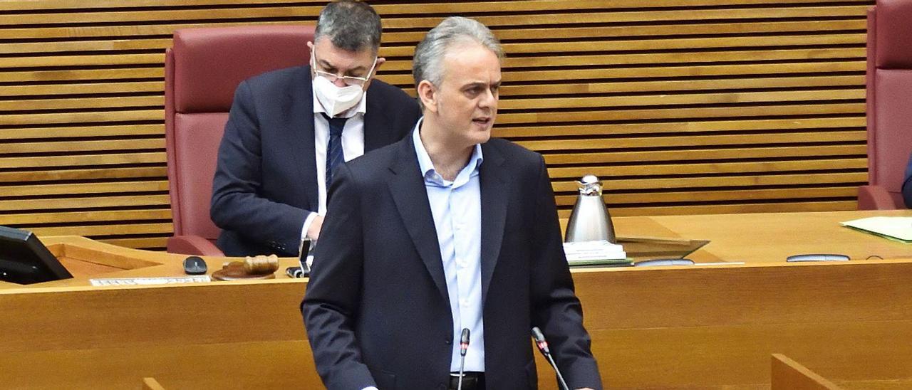 El vicepresidente segundo de la Generalitat, Héctor Illueca, ayer, en su primera intervención en las Cortes valencianas. |