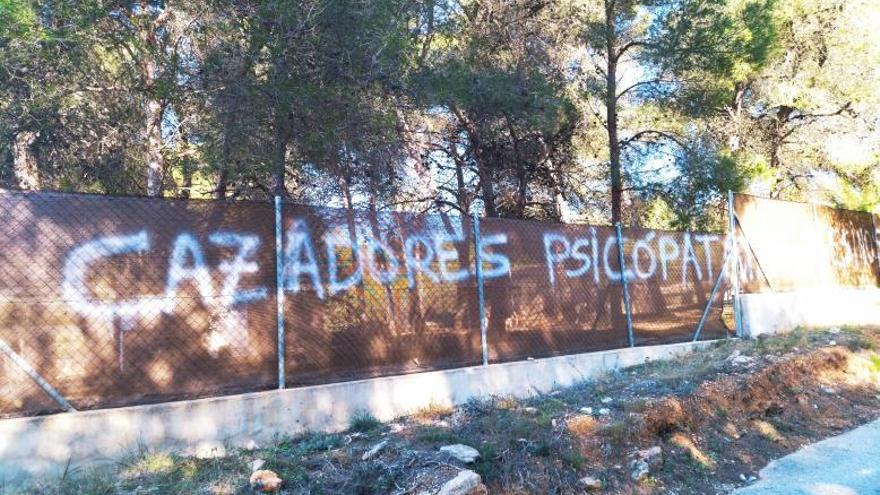 Una de las pintadas que han aparecido en la finca del Camí de la Sabatera del vecino de Xàbia. | A. P. F.