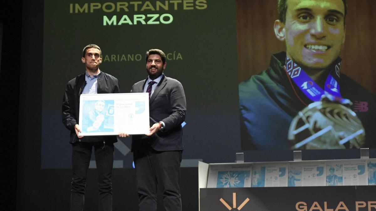 Mariano García recibe el Premio Importante de Marzo de manos de Fernando López Miras