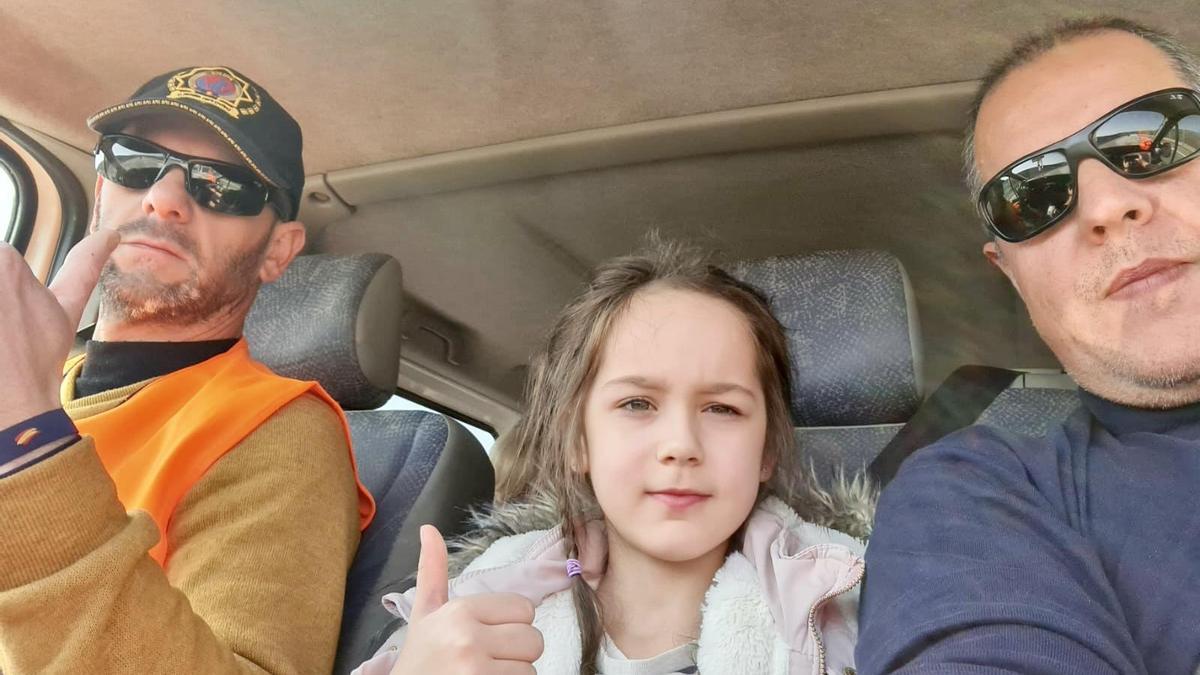 Miguel Ángel Pulido y Chema Melchor en la furgoneta con una de las niñas que ha salido junto a su madre de Járkov.
