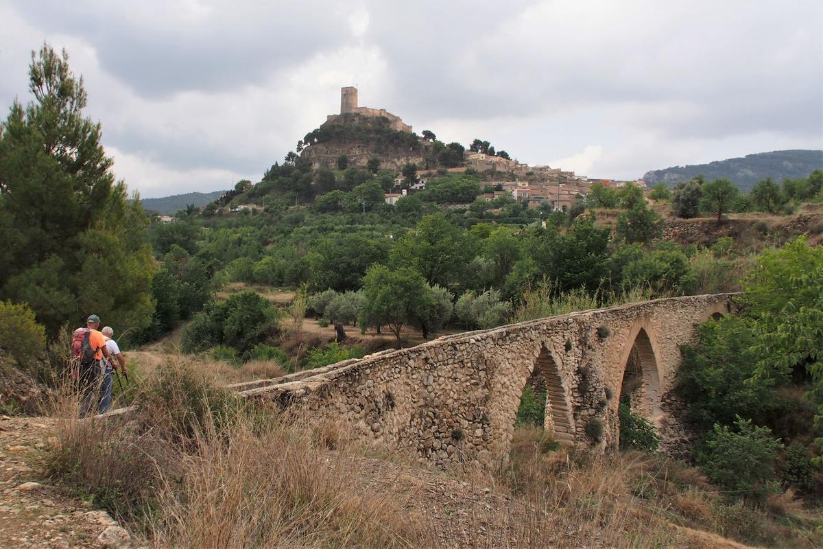 La ruta con la localidad de Biar al fondo.