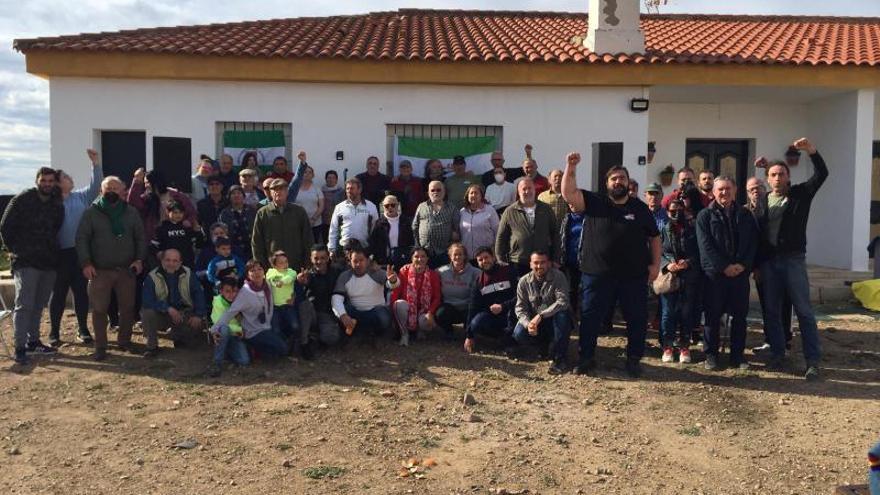 Participantes en la jornada de puertas abiertas con motivo del décimo aniversario de la ocupación de Somonte. | E. GUZMÁN