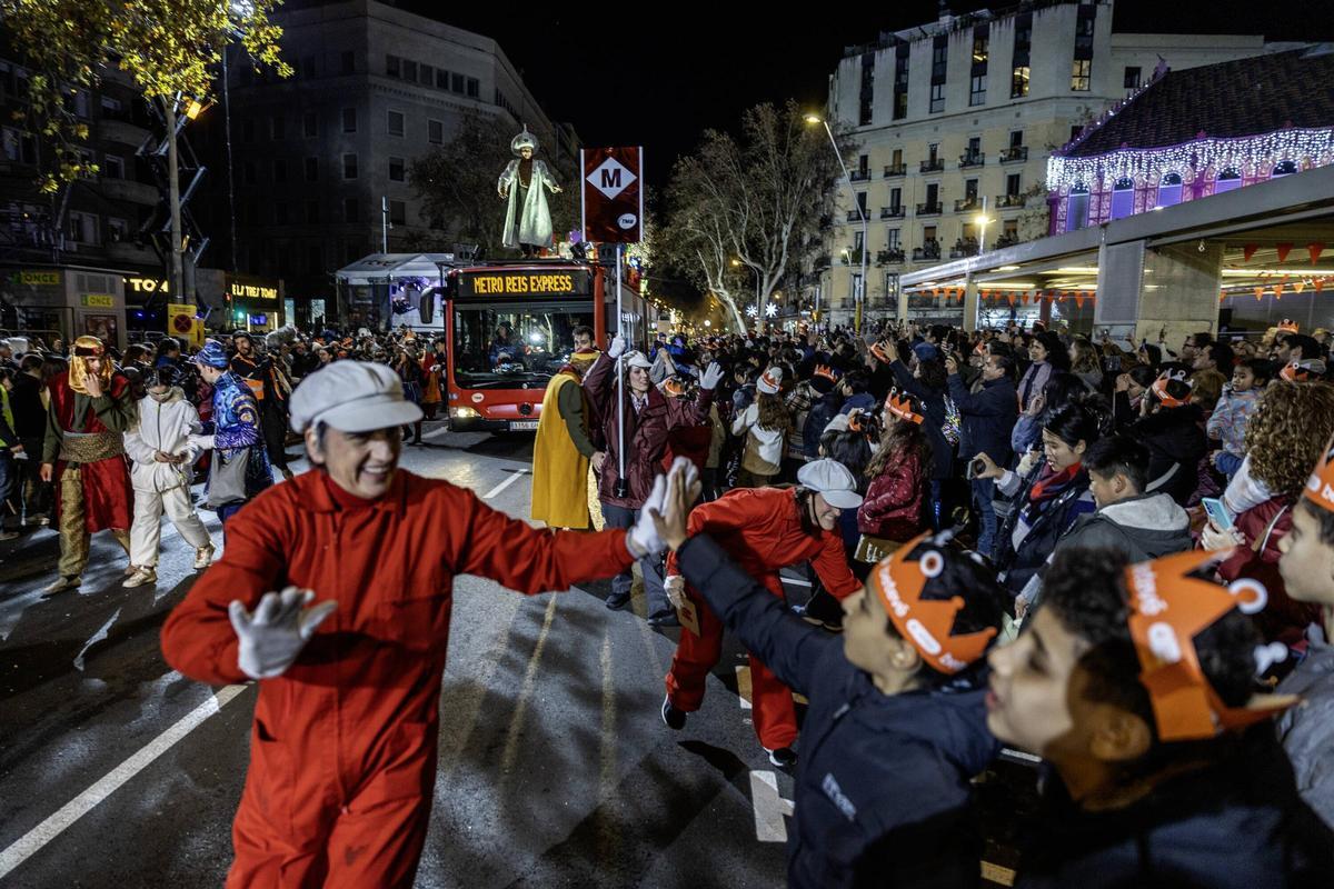 Miles de personas colman la costa de Barcelona para dar la bienvenida a los Reyes Magos