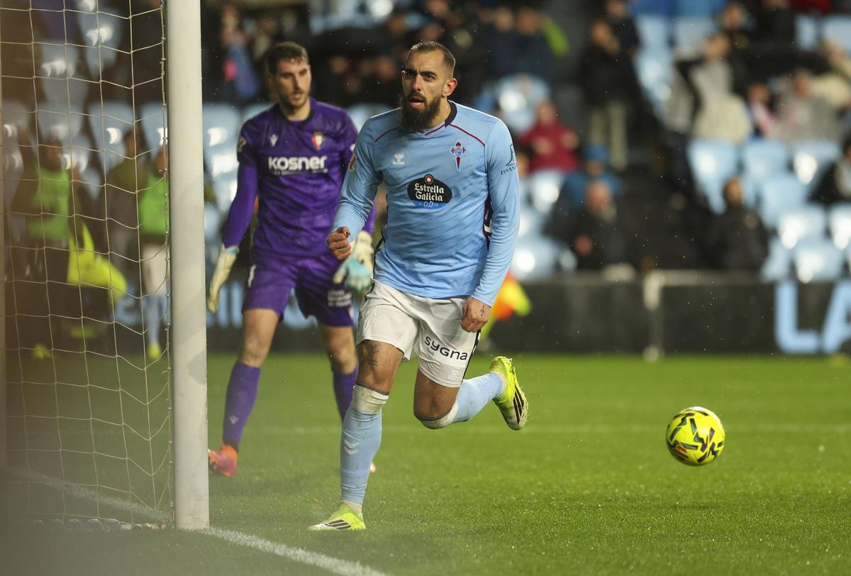Borja Iglesias celebra su gol de penalti ante el Osasuna, el viernes pasado.