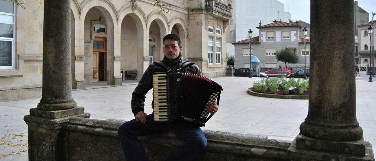 El músico Juan Ruibal, con su acordeón.