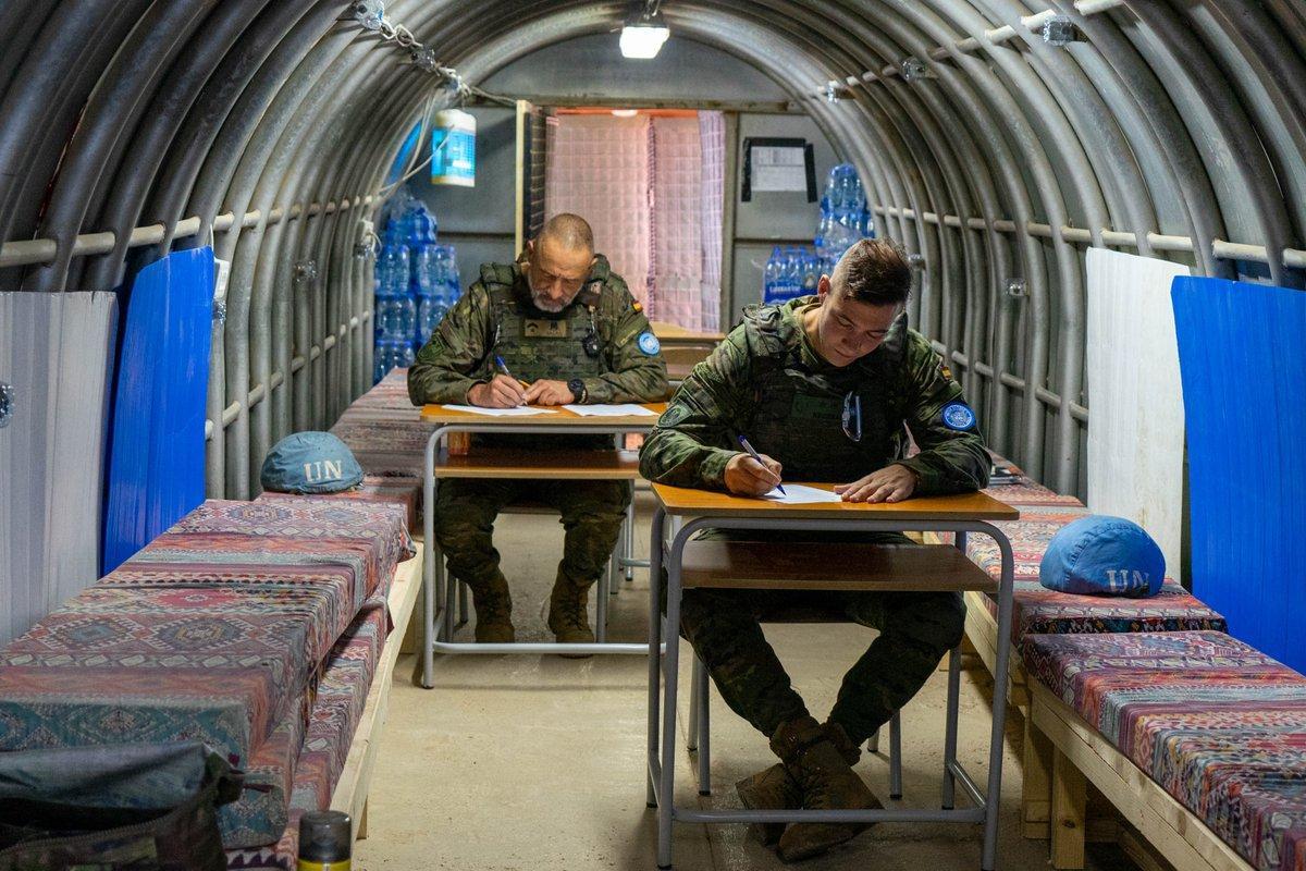 Militares españoles en el interior de un búnker subterráneo en la base española Miguel de Cervantes de Marjayún, Líbano, durante un bombardeo..
