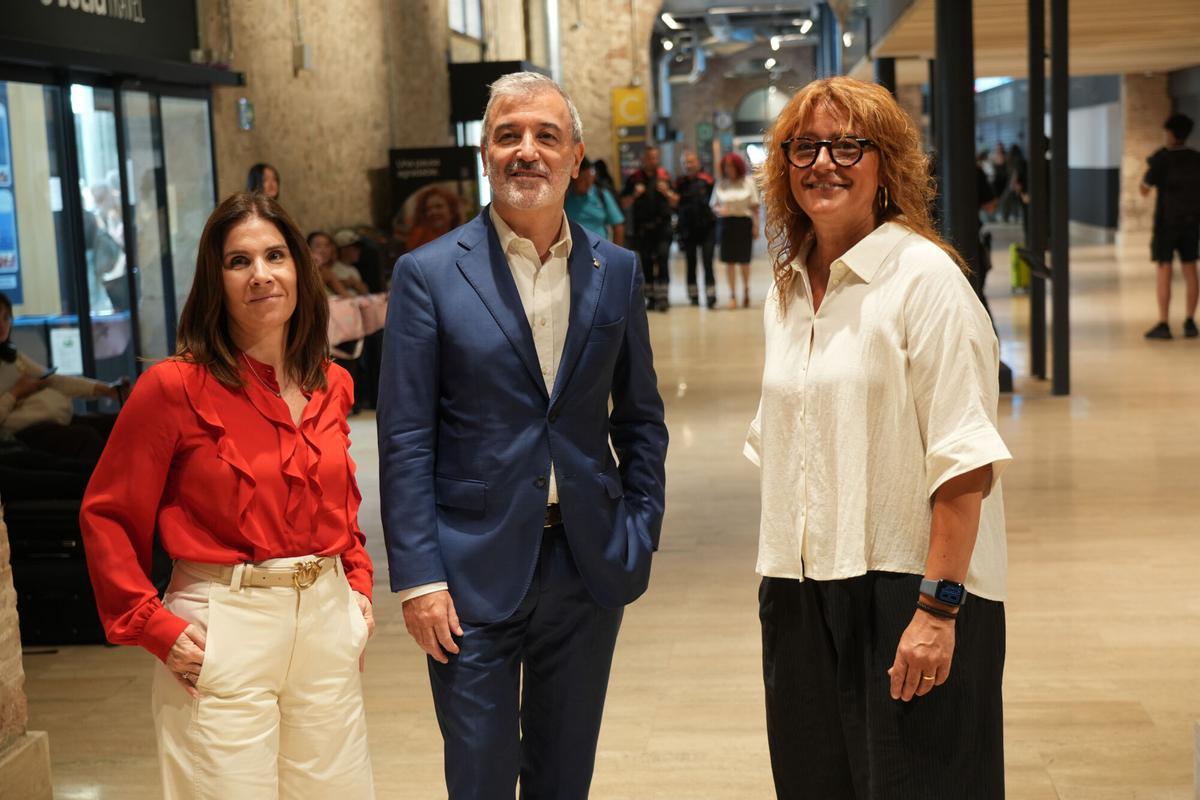 L'alcalde de Barcelona, Jaume Collboni, i la primera tinenta d'alcaldia de Barcelona, Laia Bonet, acompanyats per una responsable de l'estació d'autobusos Barcelona Nord