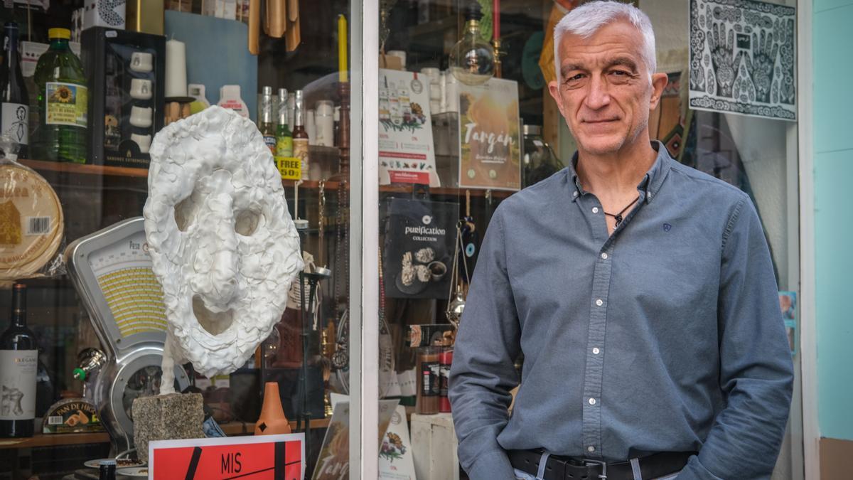 Manuel Vega posa junto a una escultura de su nueva exposición.