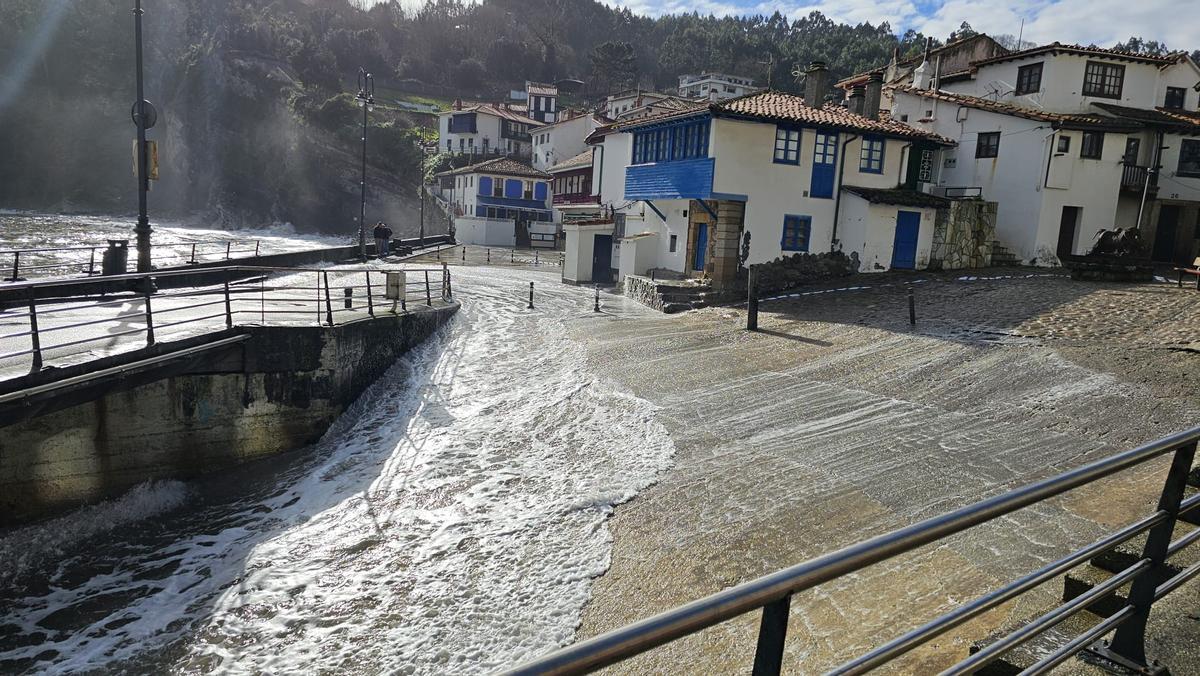 El espectacular oleaje en Tazones, en imágenes