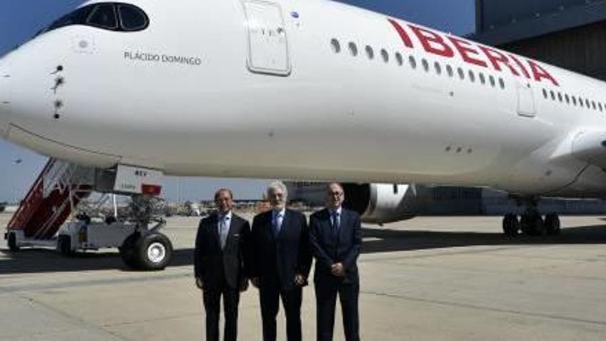 Plácido Domingo, en el centro de la imagen, junto a directivos de Iberia.