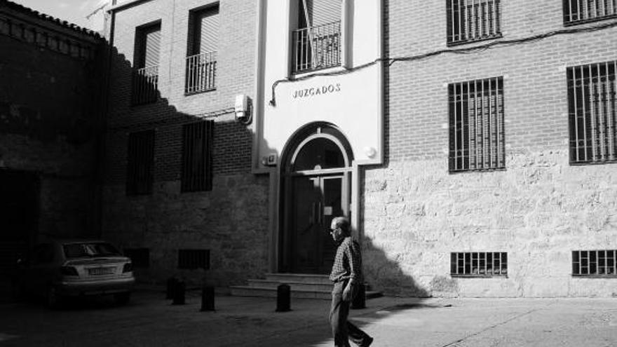 Un hombre pasa por delante del edificio del Juzgado de Toro.