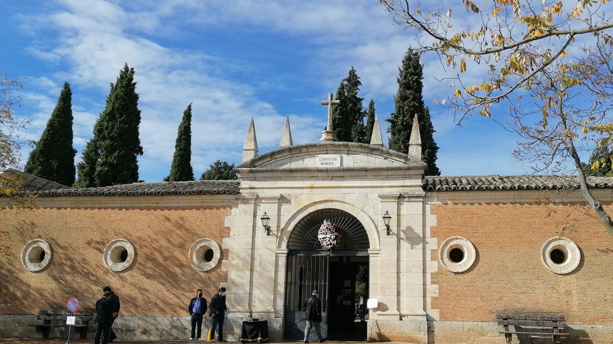 Acceso principal al cementerio municipal de Toro