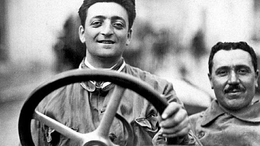 Enzo Ferrari (1898-1988) ao volante.