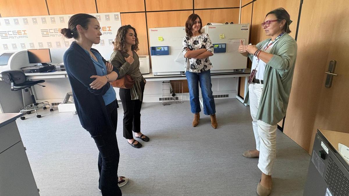 Lydia Alonso, a la derecha, durante una de las visitas guiadas del CEEI Asturias.