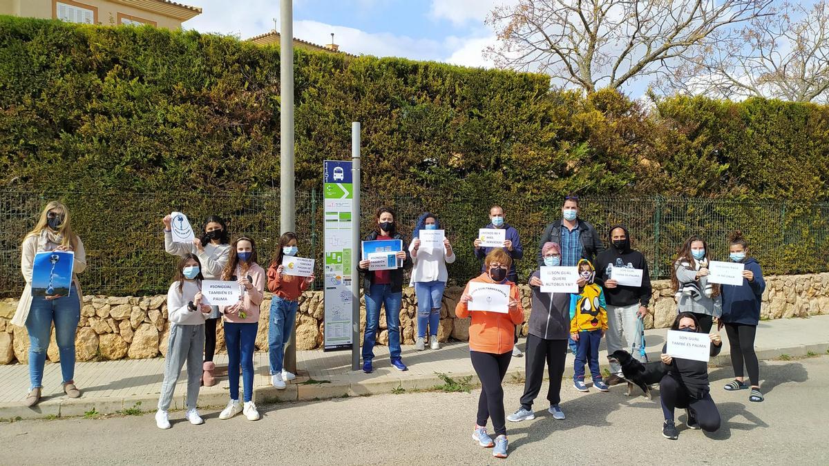 Vecinos de la urbanización de Son Gual en un acto reivindicativo reclamando un mejor servicio de la EMT.