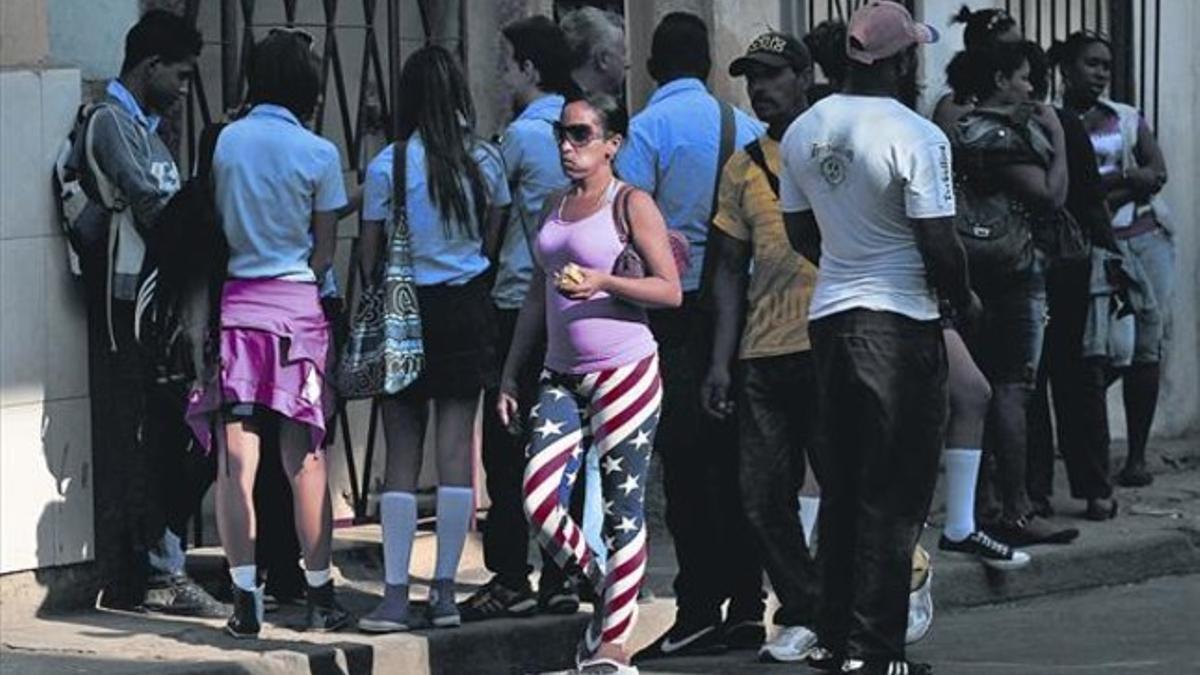 Una mujer luce mallas con la bandera de EEUU ayer en una calle de La Habana.