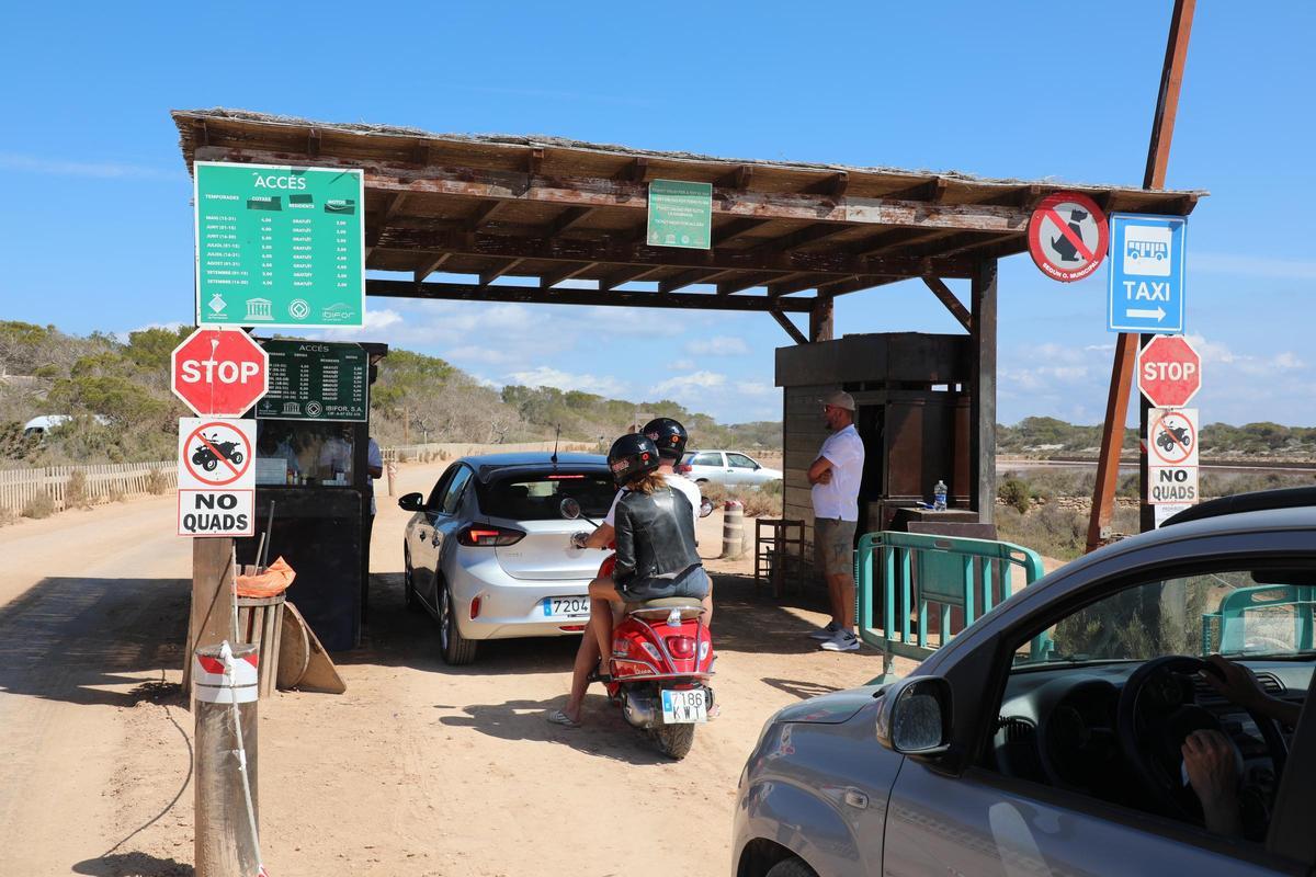 Galería: Control de acceso a ses Illetes y a la playa de Llevant en Formentera