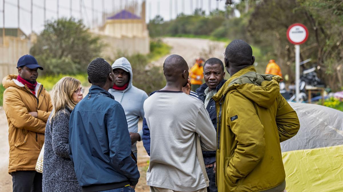 Una quincena de solicitantes de asilo procedentes entre otros países, de Mali, esperan recibir recibir asistencia en la ciudad de Melilla.