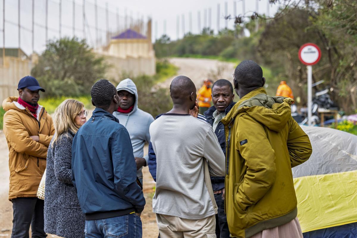 Una quincena de solicitantes de asilo procedentes entre otros países, de Mali, esperan recibir recibir asistencia en la ciudad de Melilla.