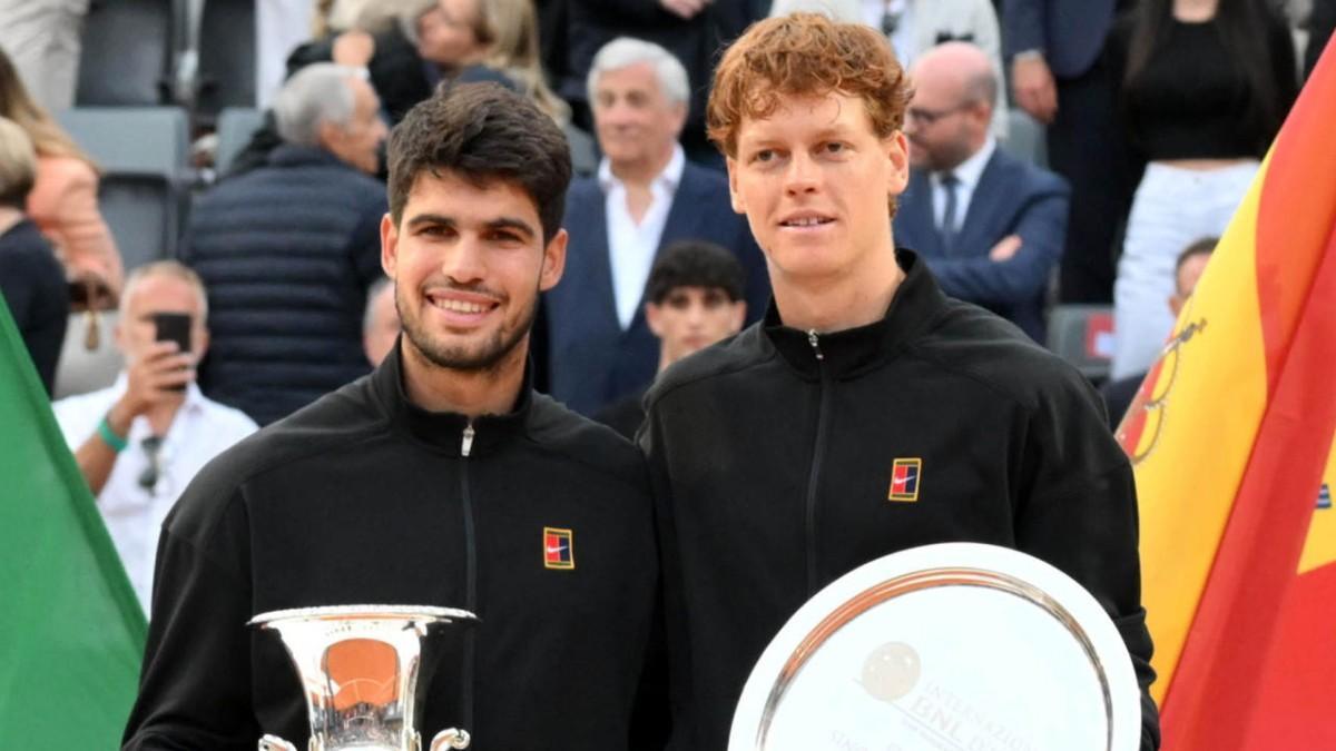 Carlos Alcaraz y Jannik Sinner tras la final de Roma