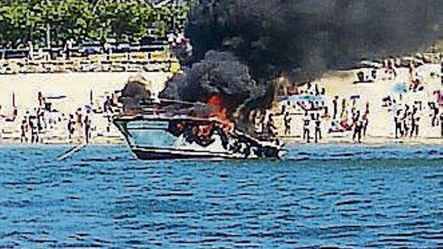 Un barco arde cerca de una playa de Miño